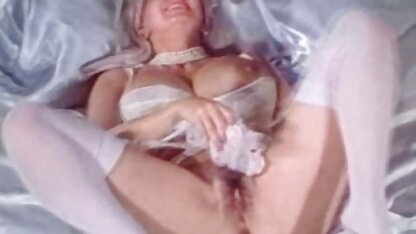 Uma mulher negra espessa caga à frente da câmara e filme de sexo em desenho come Cocó.