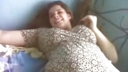 Ela filme de pornô em desenho apareceu na cara de uma russa em frente à webcam.