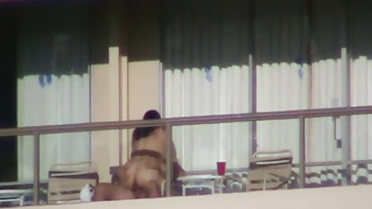 O tenista negro filme desenho animado pornô espalha o branco pelo pénis inter-racial no ginásio.