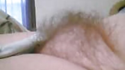O alemão de meias masturba-se com uma rata com um jacto de água porno em desenho legendado sentado na banheira.